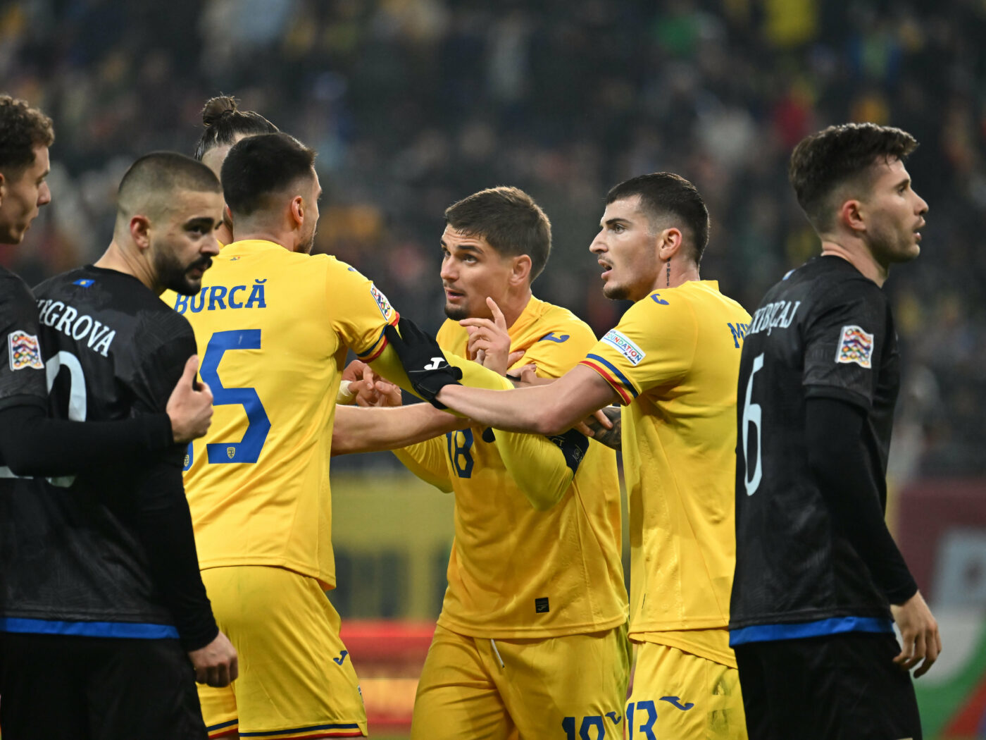 De ce ar fi fost întrerupt meciul România – Kosovo în opinia presei kosovare. E halucinant cum distorsionează realitatea jurnaliștii din țara adversă: „Huliganii au aruncat cu obiecte dure, iar poliția a intrat pe teren”
