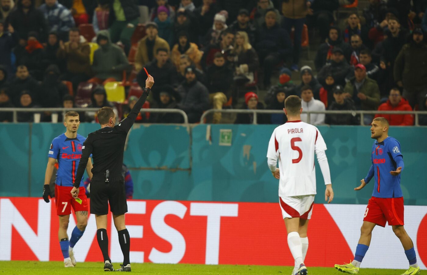 Decizie șocantă în FCSB – Olympiacos: Daniel Bîrligea a văzut cartonașul roșu din partea arbitrului! Ce s-a întâmplat