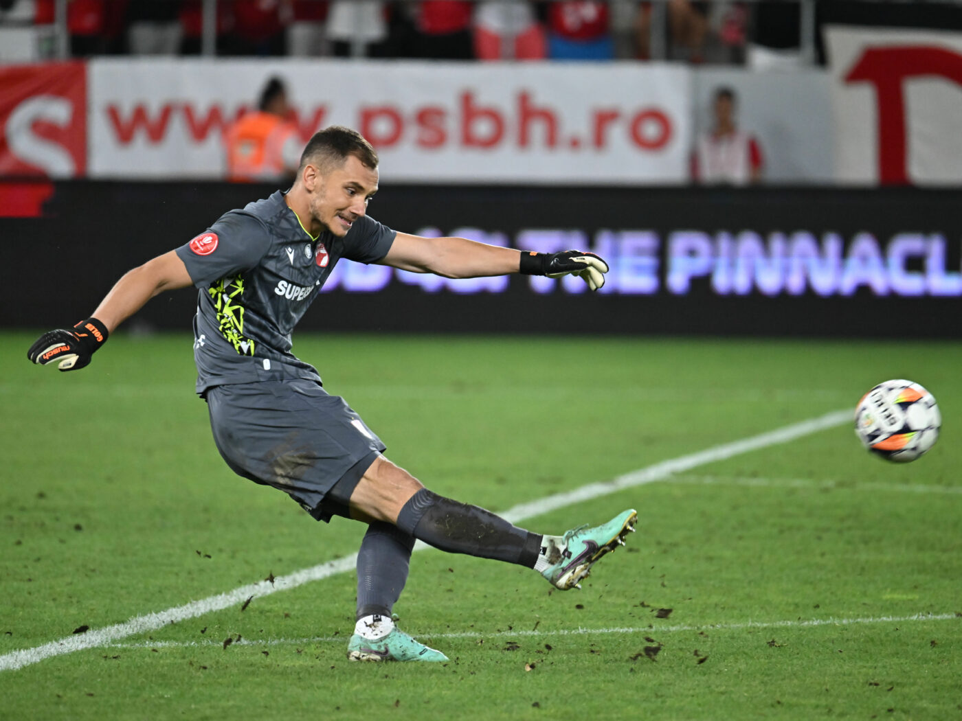 Dinamo București a primit vestea despre portarul Golubovic! An încheiat: „Ruptură parțială de ligament”