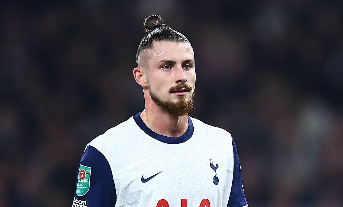 Englezii l-au distrus pe Radu Drăguşin! Românul, pus la zid după 45 de minute din Galatasaray – Tottenham: „O repriză pe care trebuie să o uite”