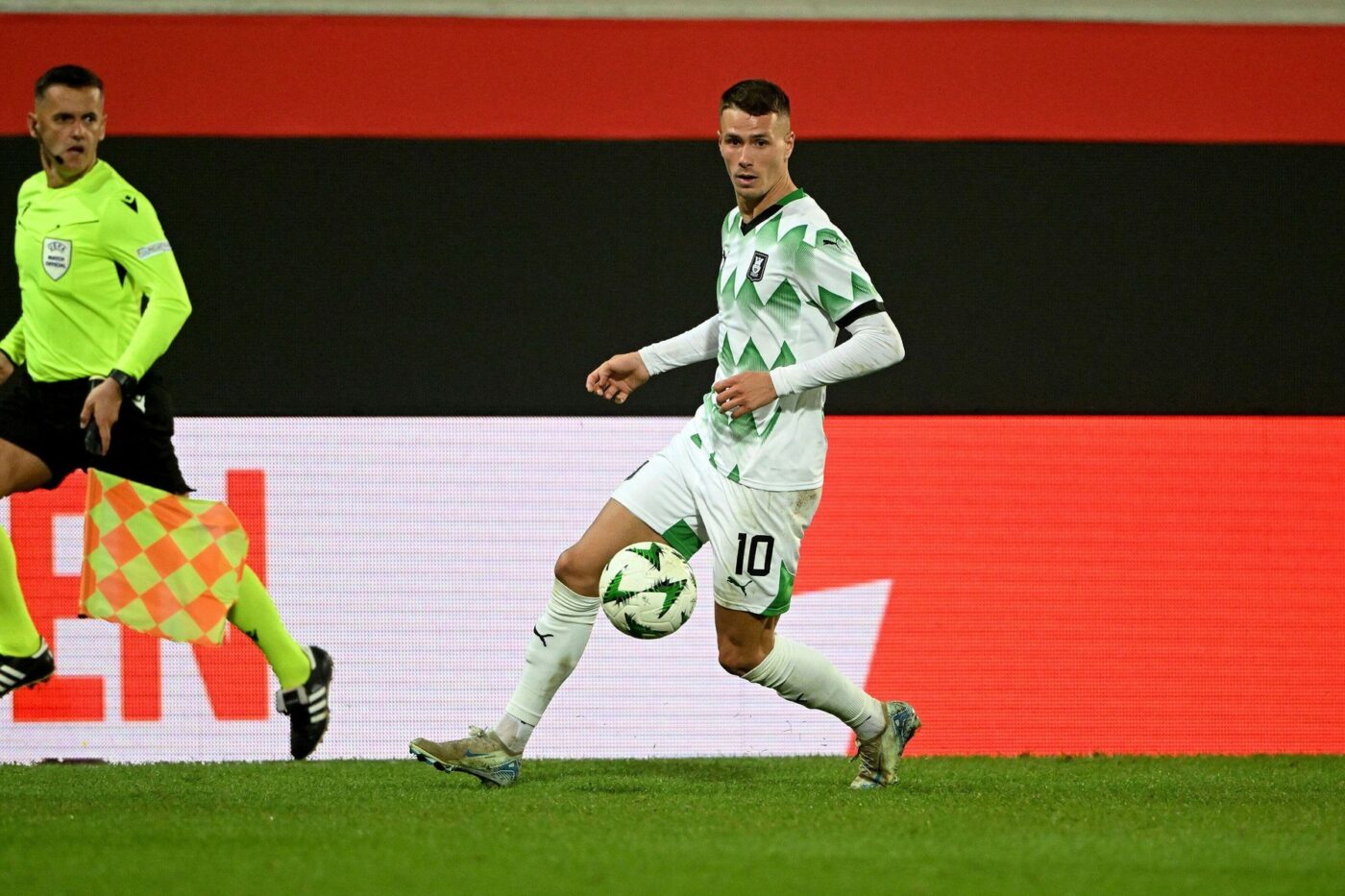 FRF a reacționat, după ce Austria a „atacat” fotbalistul pe care România vrea să-l naturalizeze. Anunțul oficial despre jucător