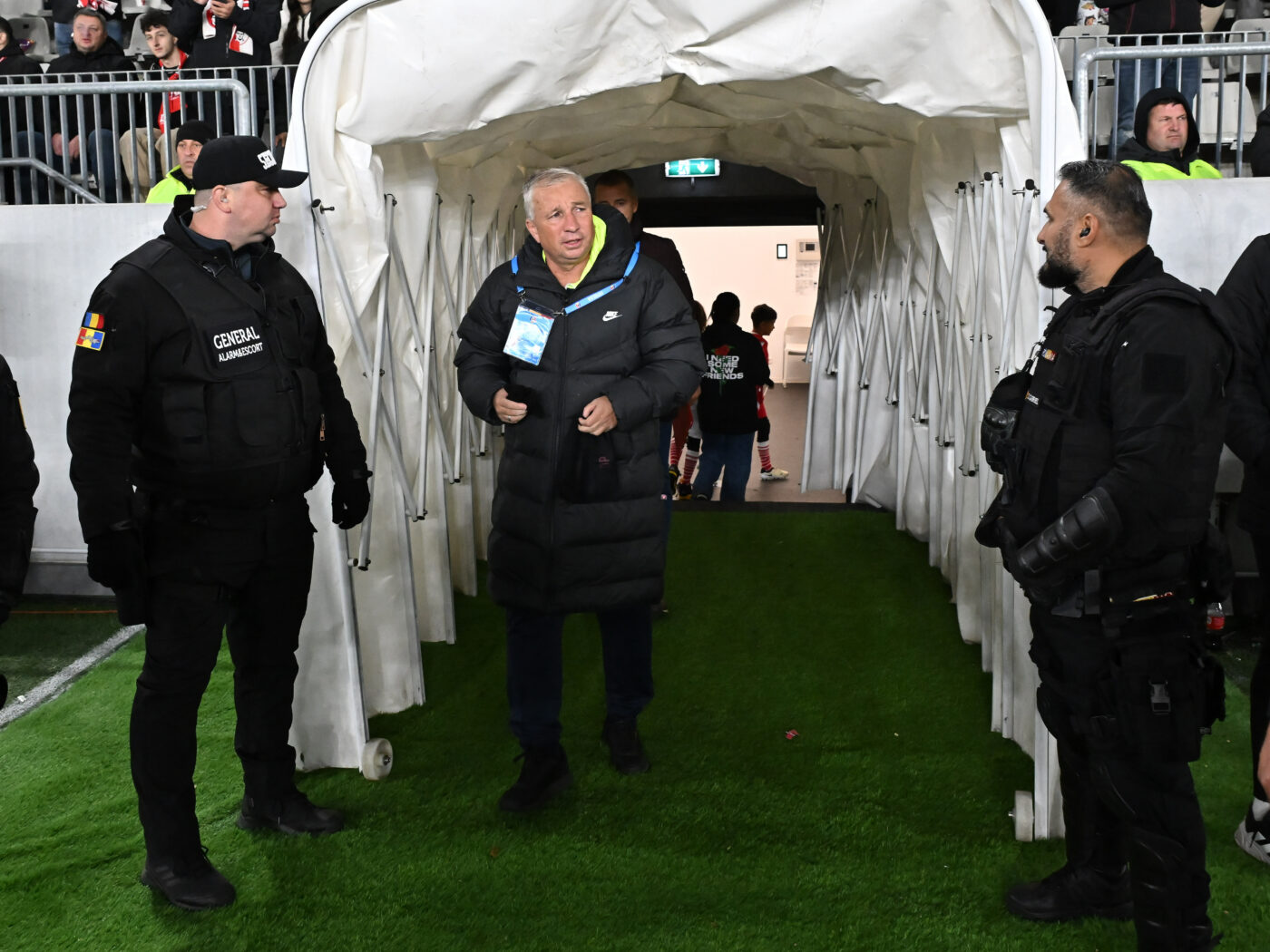 Fanii lui Dinamo București au afișat chipul bărbatului cu care a fost înșelat Dan Petrescu de prima soție. Cum a reacționat antrenorul lui CFR Cluj, după meci, când a fost întrebat