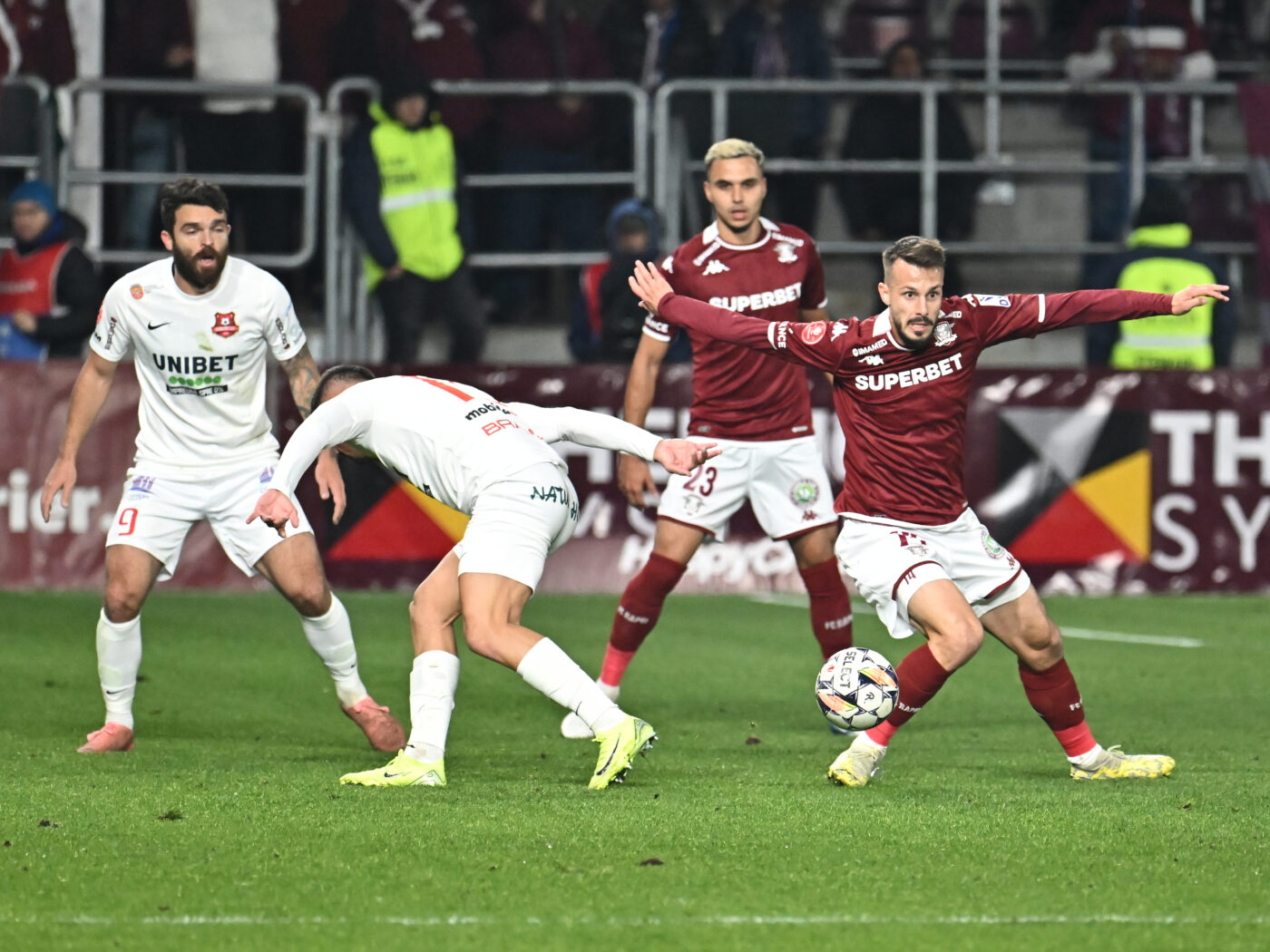 Fază horror la Rapid – Hermannstadt: fotbalistul a văzut imediat „roșu” după ce și-a atacat brutal adversarul și a riscat să îl bage în spital! Comentatorii au înnebunit: „Câtă minte să ai să intri așa?”