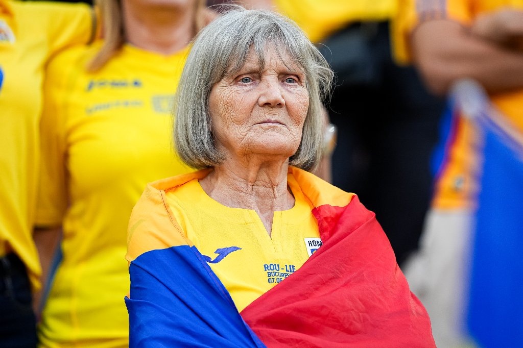 Imagini de colecție cu bunica lui Radu Drăgușin, în tribune, alături de tricolori: doamna de-o vârstă cu selecționerul Mircea Lucescu e fanul numărul 1 al fundașului lui Tottenham!