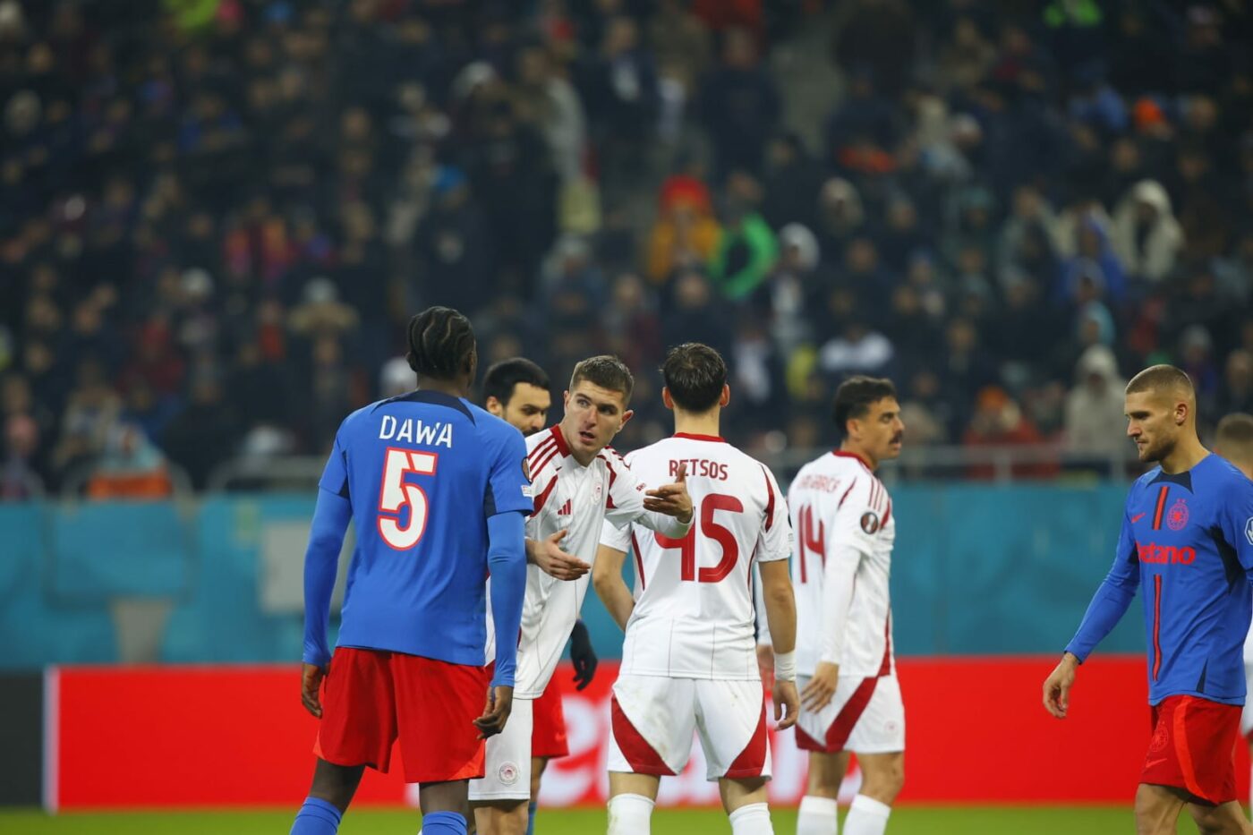 Imaginile groazei la FCSB – Olympiacos! Fotbalistul a ieșit plin de sânge de pe teren