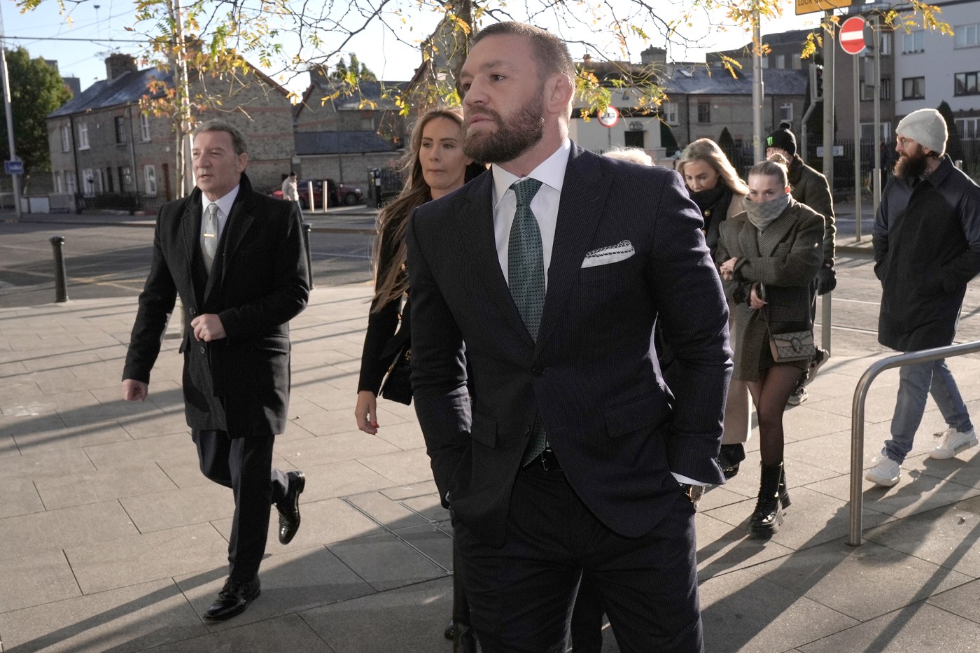 Iubita lui Conor McGregor a ieșit în lacrimi de la procesul în care luptătorul a fost condamnat pentru că a agresat sexual o femeie în hotel