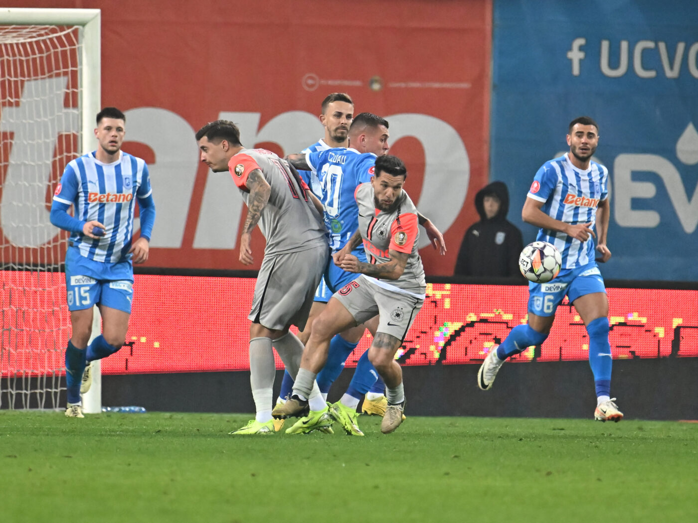Momente de uluială la Universitatea Craiova – FCSB! Alex Băluță s-a dus glonț la arbitru, iar acesta a scos cartonașul roșu