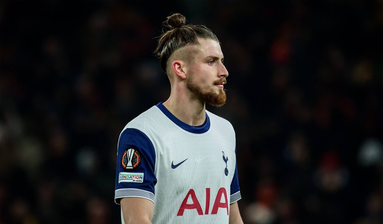 Oscilantul Radu Drăgușin le dă mari bătăi de cap șefilor lui Tottenham. Presa engleză l-a pus din nou la zid după meciul cu Roma: „A tremurat din nou”