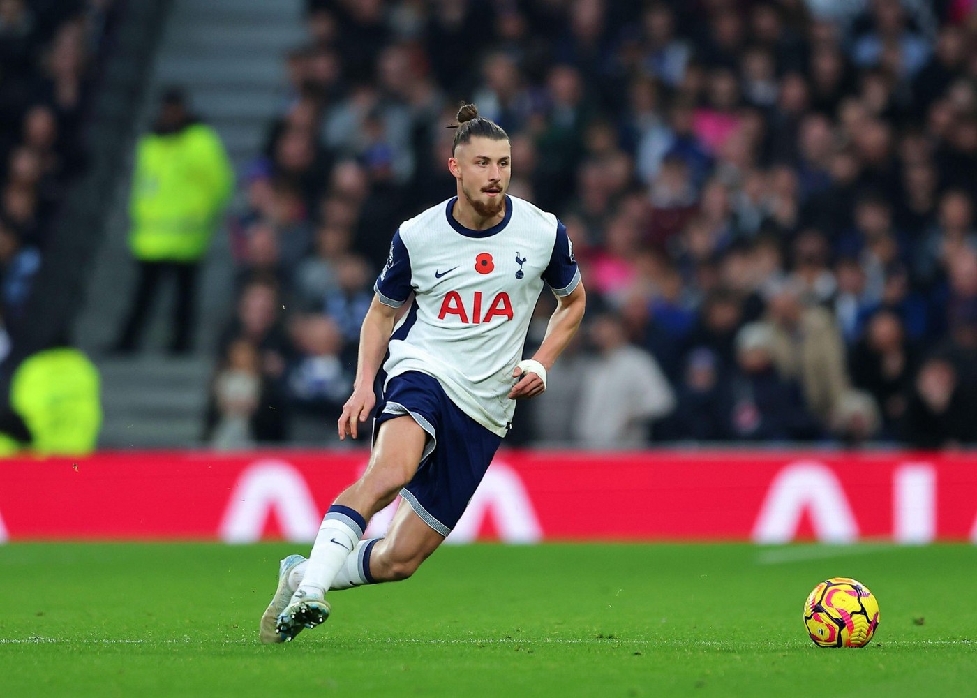 Radu Drăgușin, înger și demon în primele 13 minute ale meciului Manchester City – Tottenham! A comis o gafă uriașă, dar apoi a declanșat faza golului echipei sale