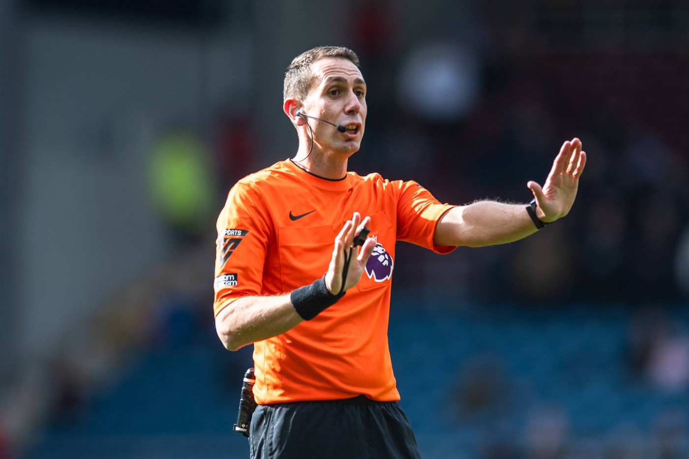Scandal fără precedent! Arbitrul David Coote, din Premier League, a fost filmat în timp ce trage pe nas, cu o bancnotă, o pudră albă ce se presupune a fi cocaină