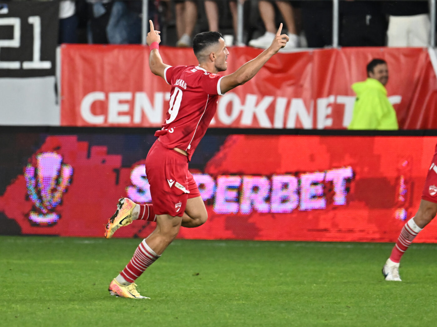 Scandalul România – Kosovo a continuat și în meciul Petrolul Ploiești – Dinamo București 0-1. Reacția dură a lui Astrit Selmani: „Să fie suspendați mai multe meciuri”