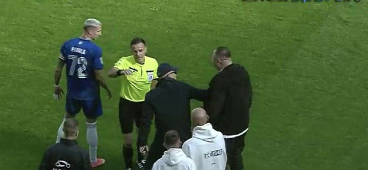 Scene ireale la Craiova: Mititelu a intrat peste arbitru pe teren şi a cerut echipei să iasă de pe gazon