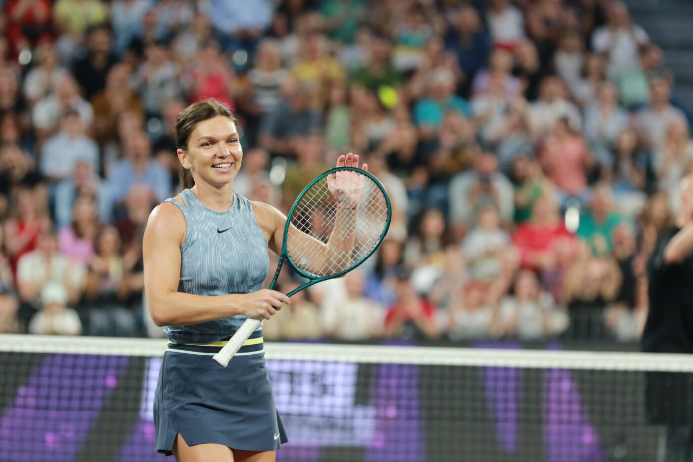 Simona Halep, fotografiată în compania a trei fotbalişti din naționala lui Mircea Lucescu. Jucătoarea a participat la o acțiune alături de fundaşul pentru care FC Barcelona e gata să dea 25.000.000 de euro
