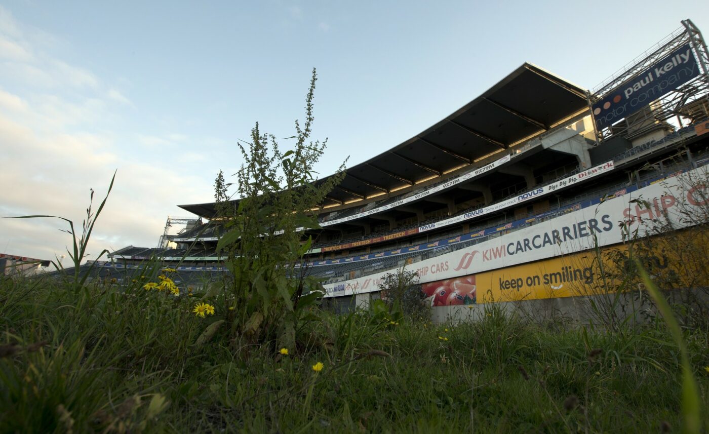Stadionul de 38.628 de locuri a ajuns o ruină. A fost abandonat după cutremur și au intrat buldozerele în el