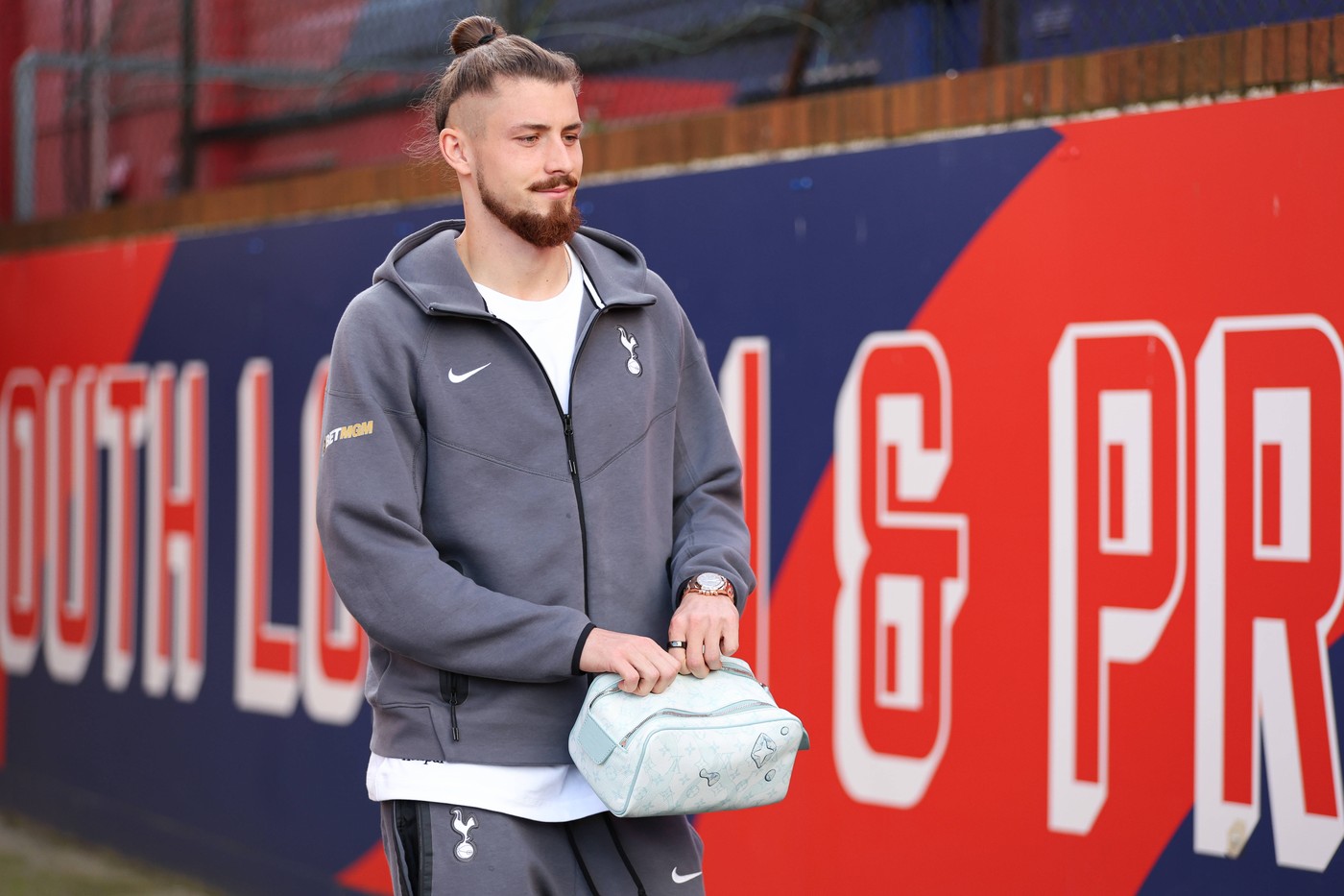 Tottenham a dat lovitura cu Radu Drăgușin