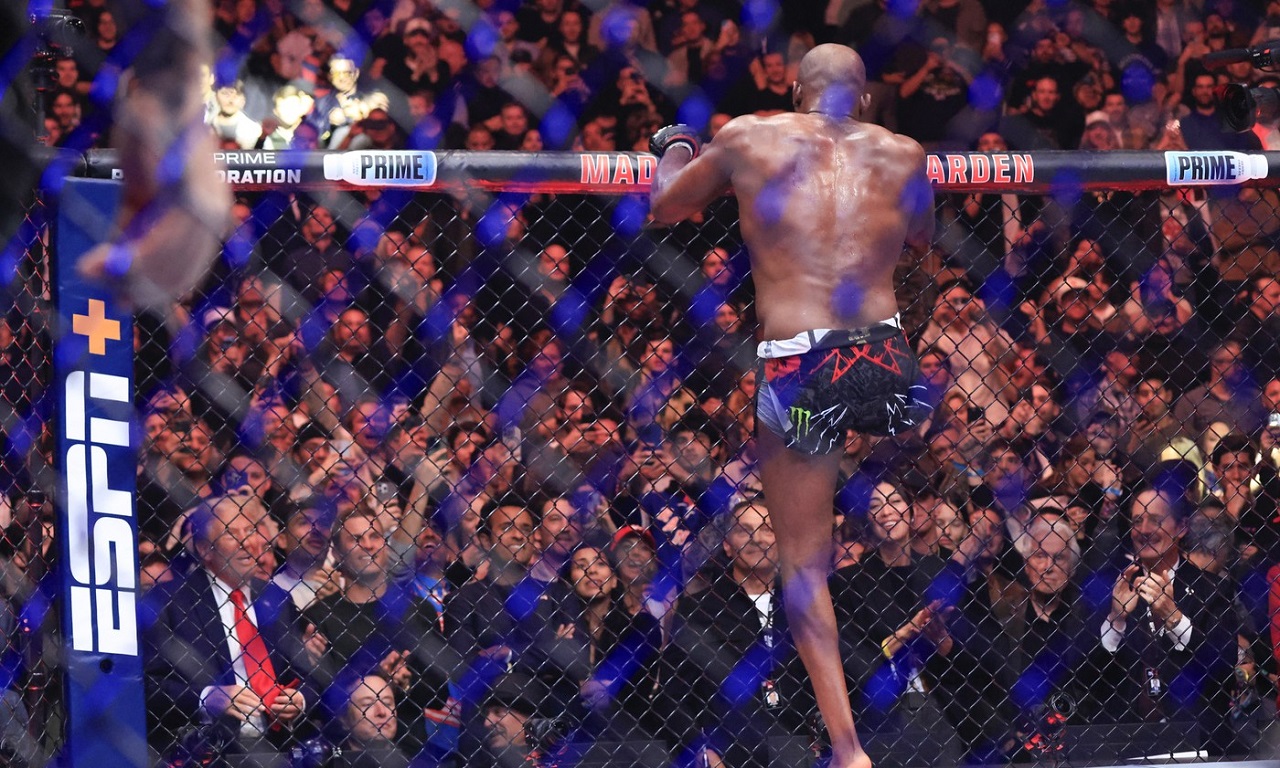 Triliardozaurii! Aşa arată cea mai scumpă zonă VIP din istoria sportului: trei dintre cei mai bogați oameni ai planetei, cu o avere de peste 1.2 trilioane de dolari, au stat unul lângă altul la gala UFC