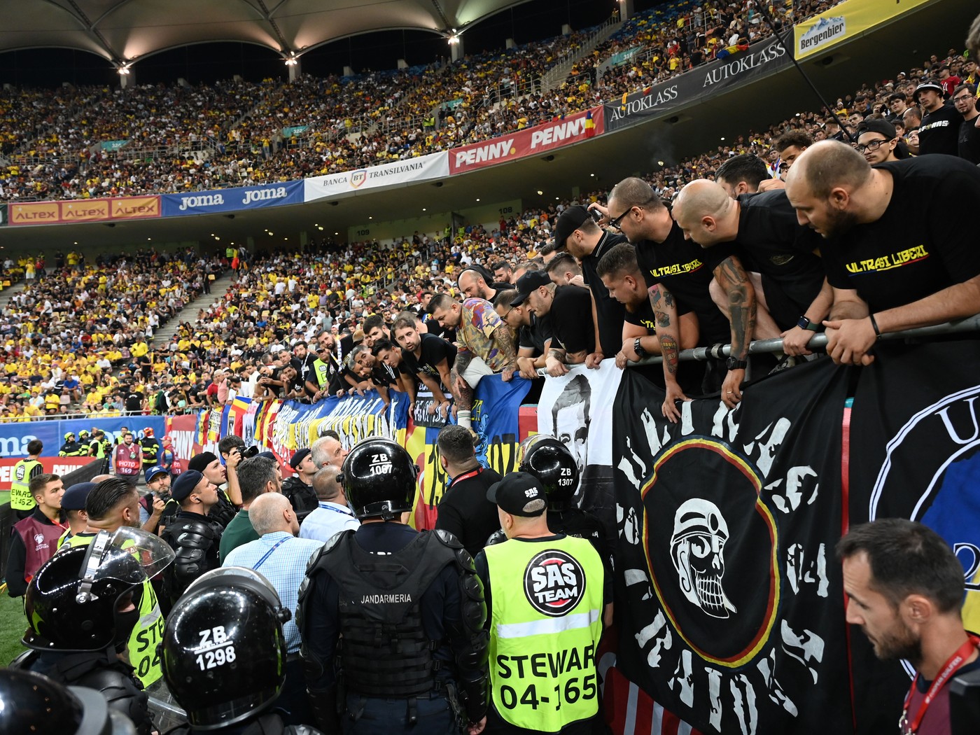 Ultrașii de la „Uniți sub tricolor” au contestat vehement decizia UEFA din cazul România – Kosovo. Vor ca FRF să facă apel la TAS