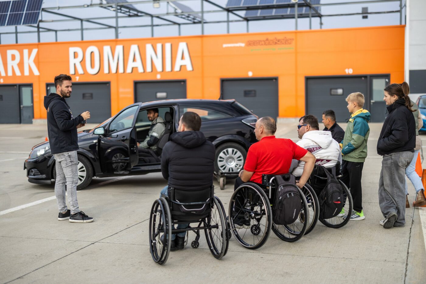 Inspirația vine din scaunul rulant. Pilotul român de Cartea Recordurilor, curs inspirațional de motorsport: „Nu există limite în fața pasiunii”. SPECIAL
