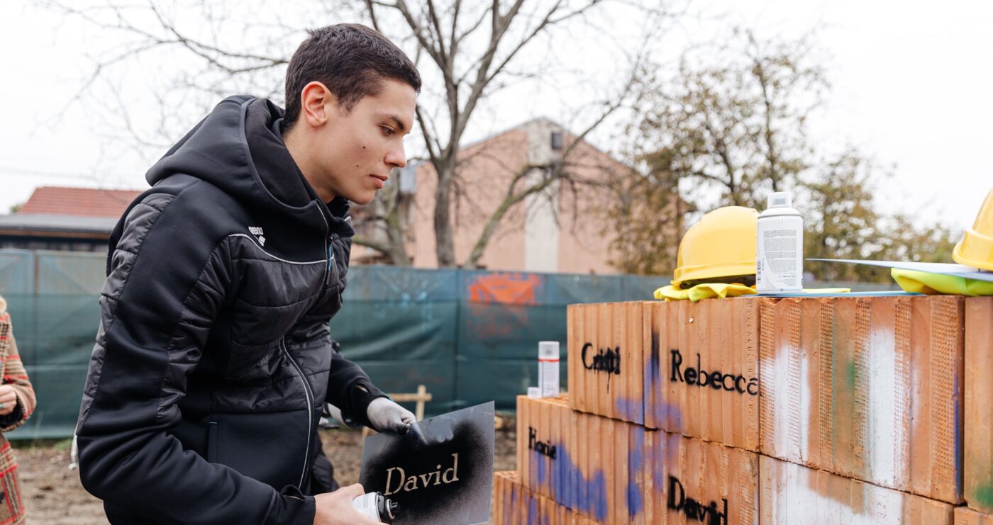 David Popovici a strâns peste 160.000 de euro în doar zece zile pentru ca 11 copii cu nevoi speciale să aibă o locuință! „Avem multe cărămizi de pus la această casă! Ne luăm angajamentul că vor avea un cămin adevărat”