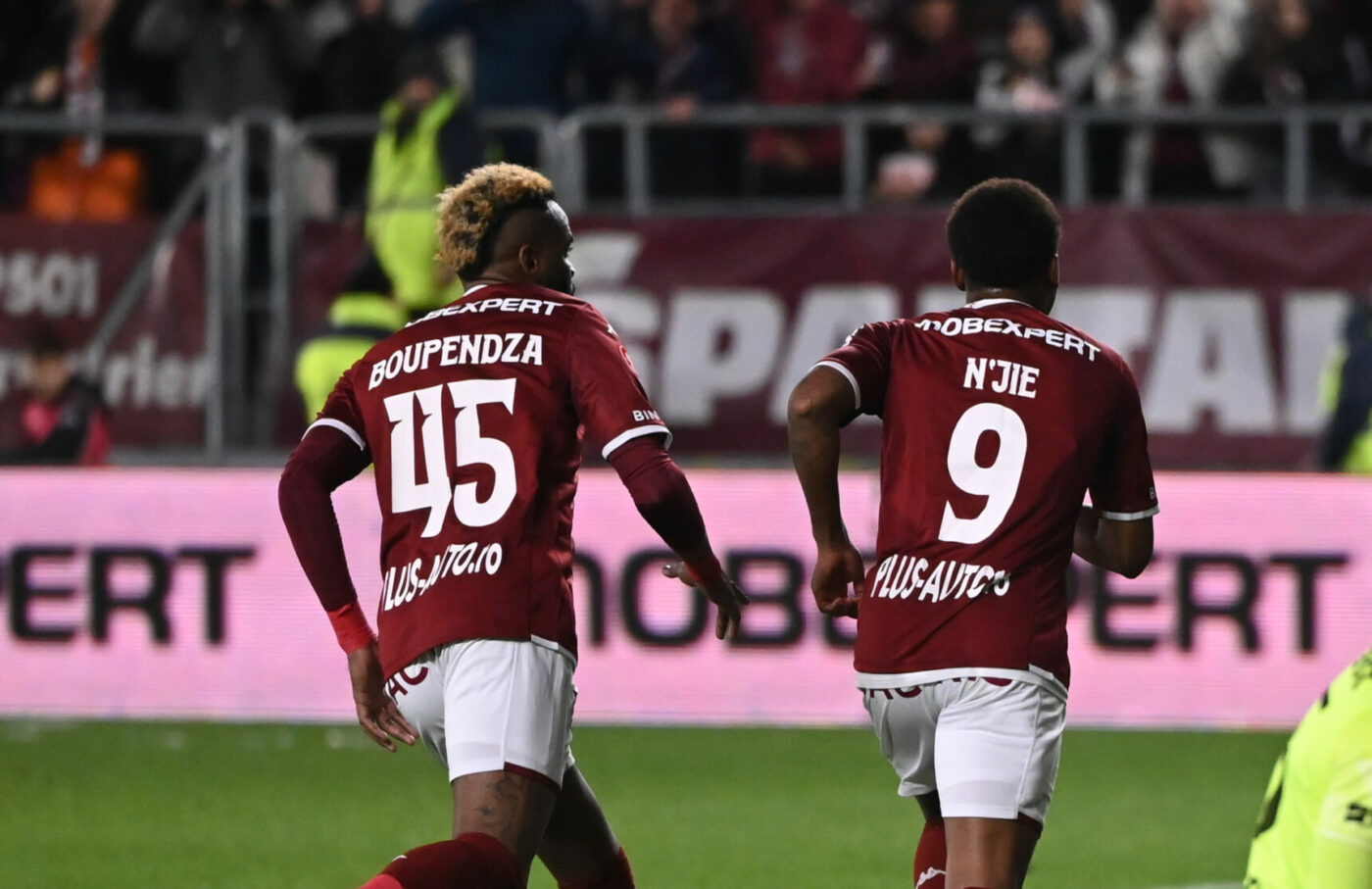 „Băi, ciupercarule cu păr roșcat! Și tu și opăritul celălalt nu prindeți Crăciunul”. Derapaj neașteptat al fostului fotbalist de la Dinamo împotriva vedetelor de la Rapid, Boupendza și N’Jie