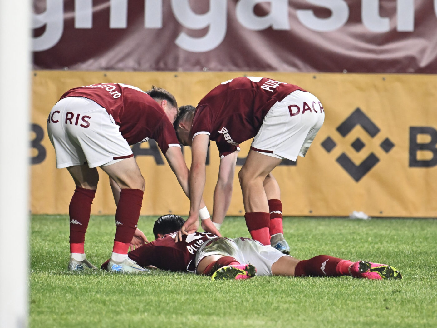 „Cred că îl bat pe ăsta!”. Fotbaliștii lui Marius Șumudică s-au încins și Alex Dobre ar fi fost înfuriat din cauza lui Boupendza