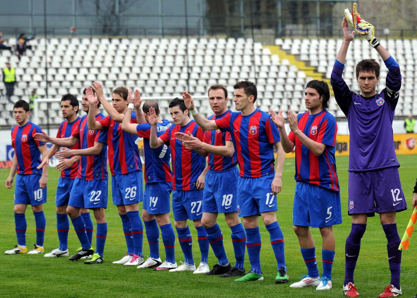 „Domnule Gigi Becali, dacă ar ieși cineva și v-ar critica fiicele, cum ați reacționa?”. Întrebarea cu care un fotbalist de la FCSB l-a blocat pe impulsivul patron al campioanei României