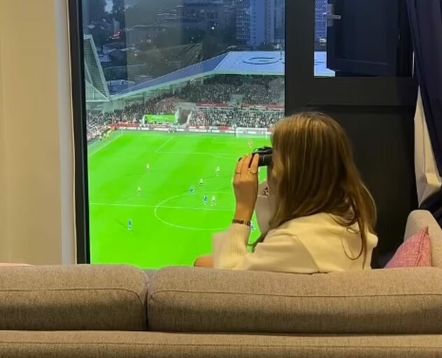 „Încearcă să se cupleze cu mine pentru că din apartamentul meu pot vedea direct meciurile de pe stadion”. Cum arată tânăra care e „vânată” de microbiști. GALERIE FOTO