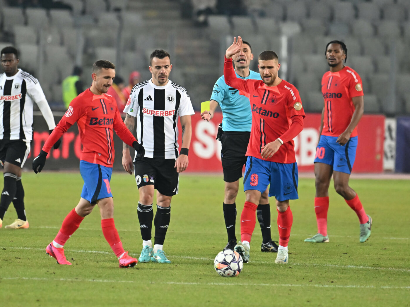 „Să jucăm cu Steaua și să avem arbitru de la București. Nu mi s-a mai întâmplat”. Dan Nistor a pus tunurile pe centralul meciului U Cluj – FCSB 1-2