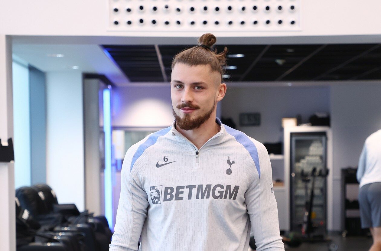 „Suntem o familie”. Cum a ajuns Radu Drăgușin un lider la Tottenham alături de Heung-Min Son și Dejan Kulusevski