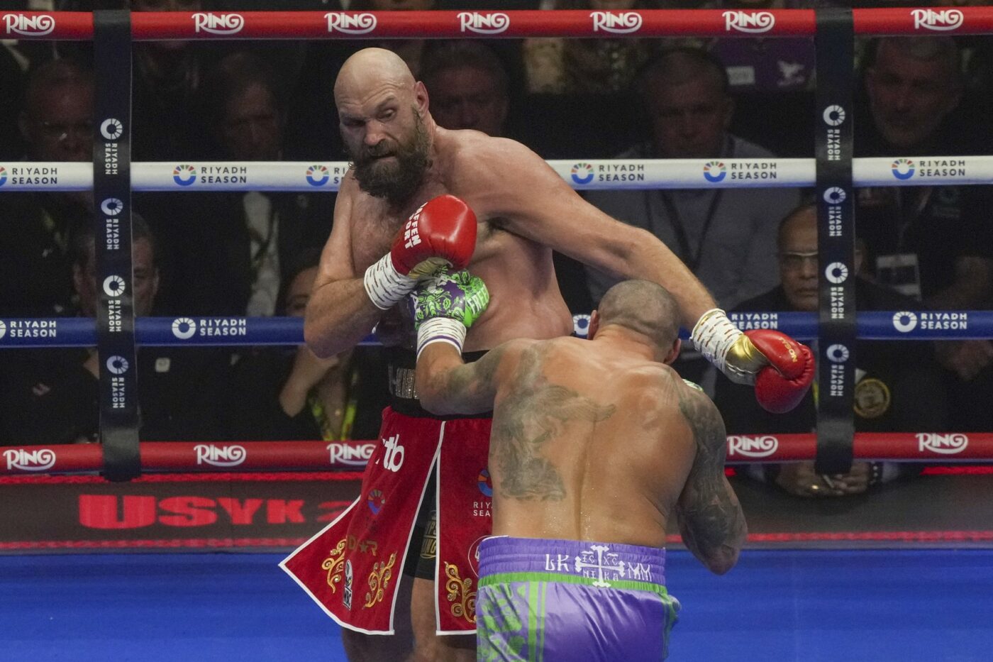 A luat 83.000.000 de euro după ce l-a bătut a doua oară pe Tyson Fury, dar ucraineanul Oleksandr Usyk se laudă cu ceasul lui Rolex fake, care l-a costat 100 de dolari!