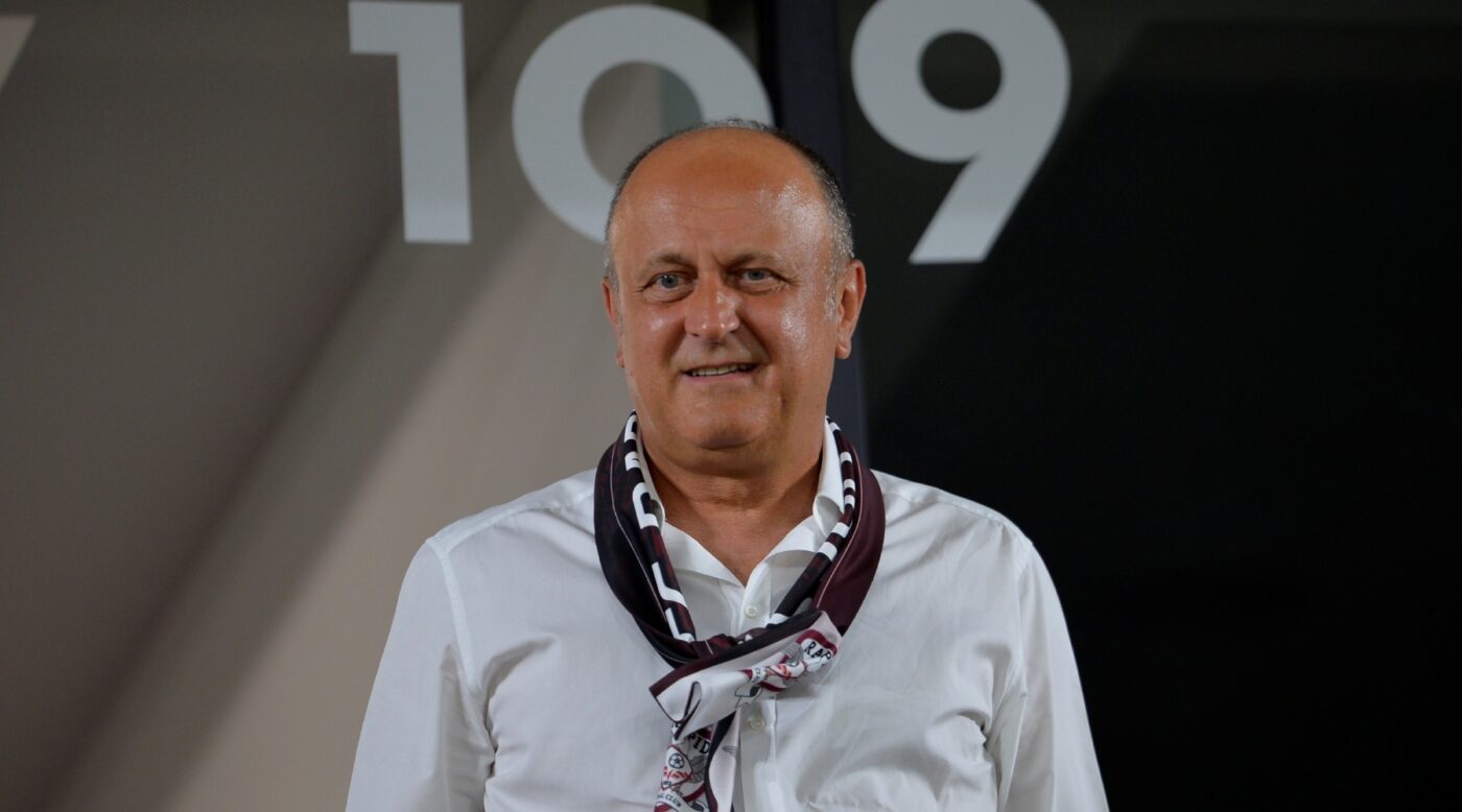 Banner din două cuvinte de la fanii lui Genoa pentru Dan Şucu la meciul cu Napoli! Ce i-au scris noului patron