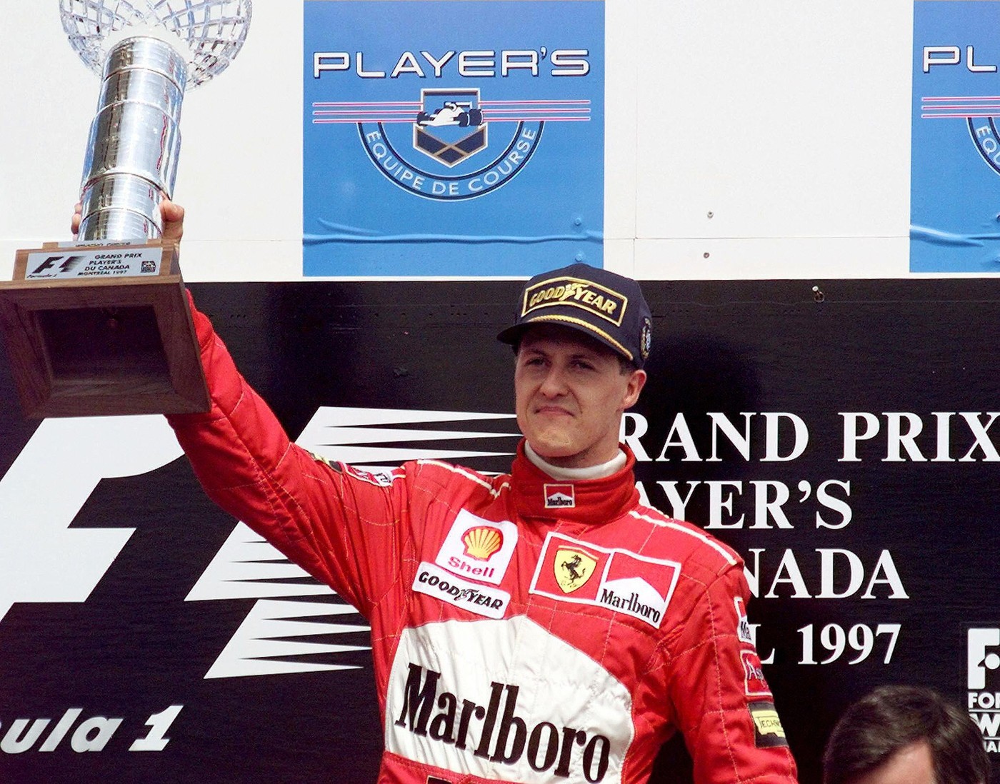 Bodyguardul lui Michael Schumacher are 1500 de poze și 200 de filmulețe cu Michael Schumacher, în actuala stare de sănătate. I-a cerut soției fostului pilot, prin șantaj, 15.000.000 de euro