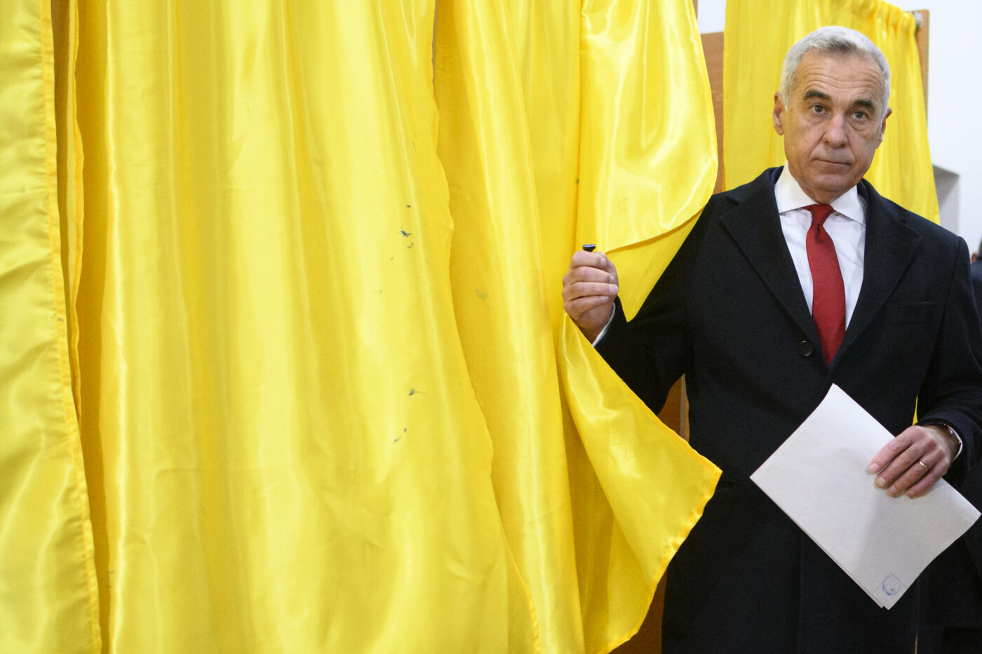 Călin Georgescu nu s-a abținut şi le-a dat replica lui Gică Hagi şi Nadiei Comăneci, după ce a fost acuzat că le-a folosit imaginea pentru campania lui electorală