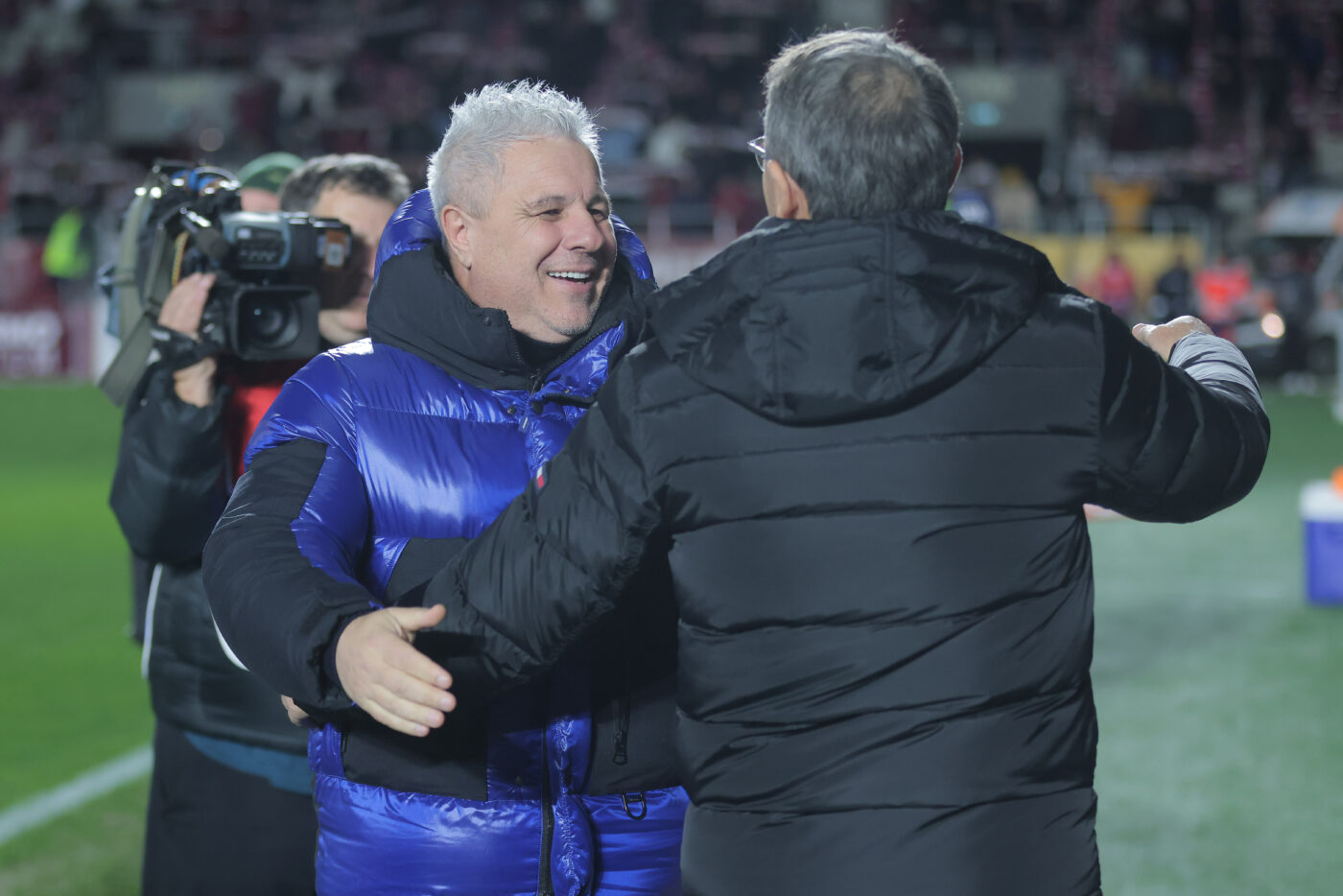 Ce n-ai văzut la TV în Rapid – Buzău 2-0. Gestul surprinzător făcut în Giulești de cei mai mari contestatari ai lui Marius Șumudică. SPECIAL