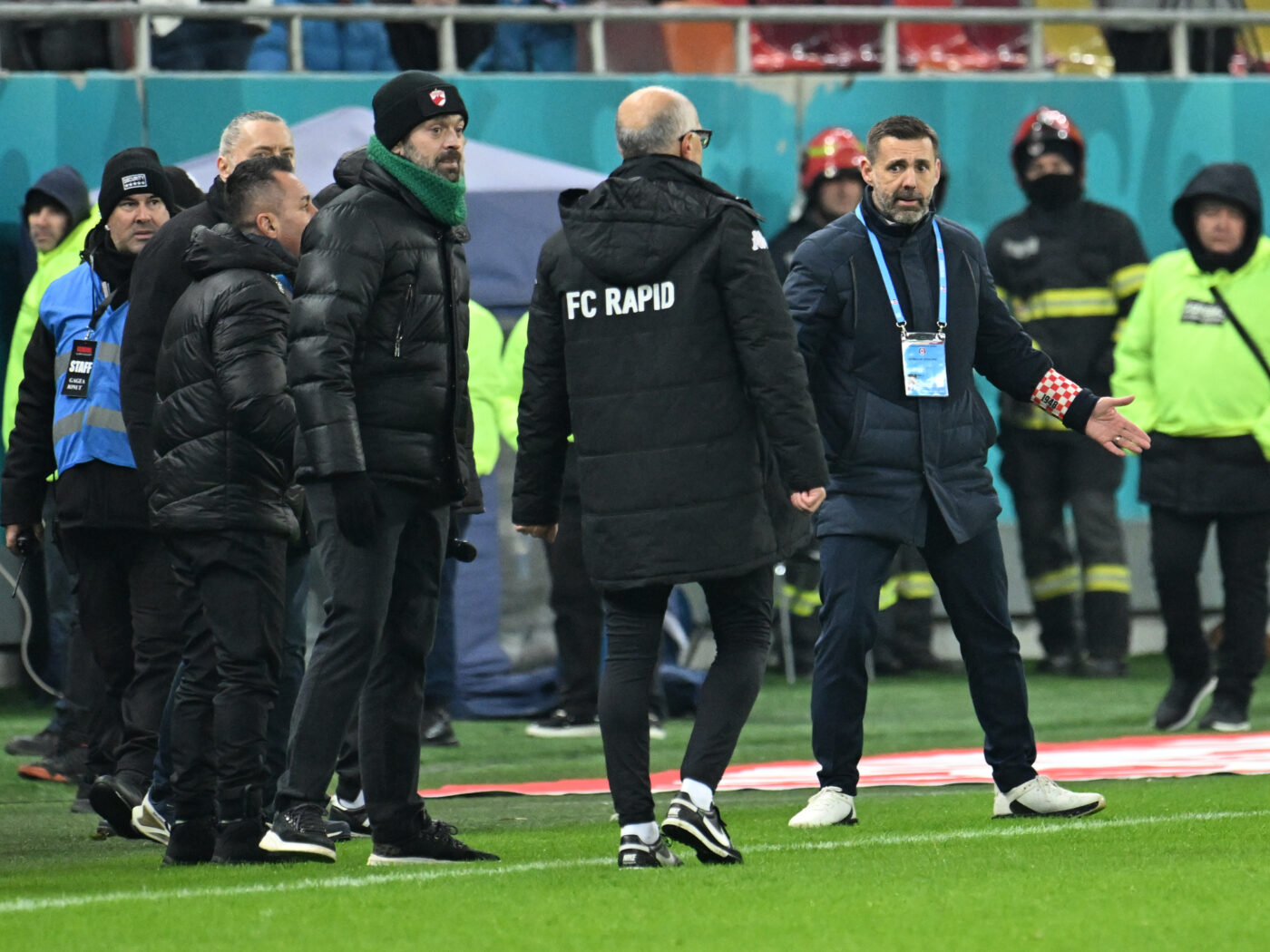 Ce n-ai văzut la TV în derby-ul Dinamo – Rapid 0-0. Crainicul „câinilor”, gest superb pentru veteranul Cristi Săpunaru pe Arena Națională! Decizia luată de ultrașii giuleșteni. SPECIAL