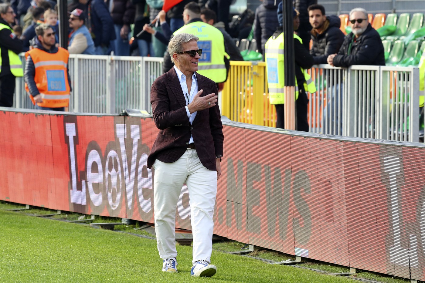 Cum se poartă cu fotbaliştii miliardarul american care a plătit cel mai scump transfer al unui jucător român din Superliga, după ce l-a cumpărat de la Gigi Becali