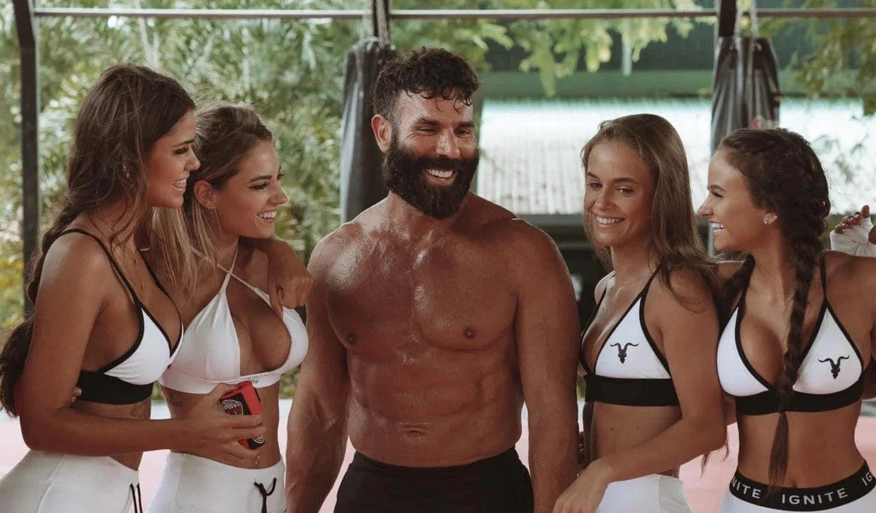 Dan Bilzerian, regele Instagramului, care a stârnit invidie cu stilul de viață extravagant, și-a dat tatăl în judecată! Război total pe o afacere dubioasă