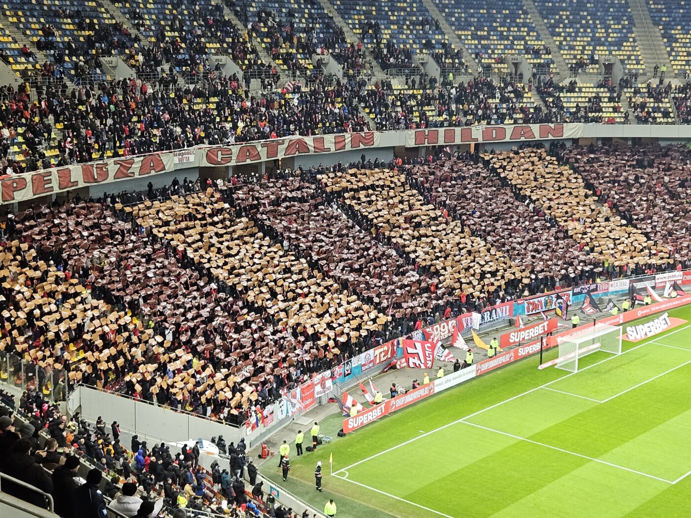 Dinamo – Rapid, derby cu gândul la Revoluția din 1989! Bannerele ultrașilor dinamoviști pentru eroii căzuți acum 35 de ani