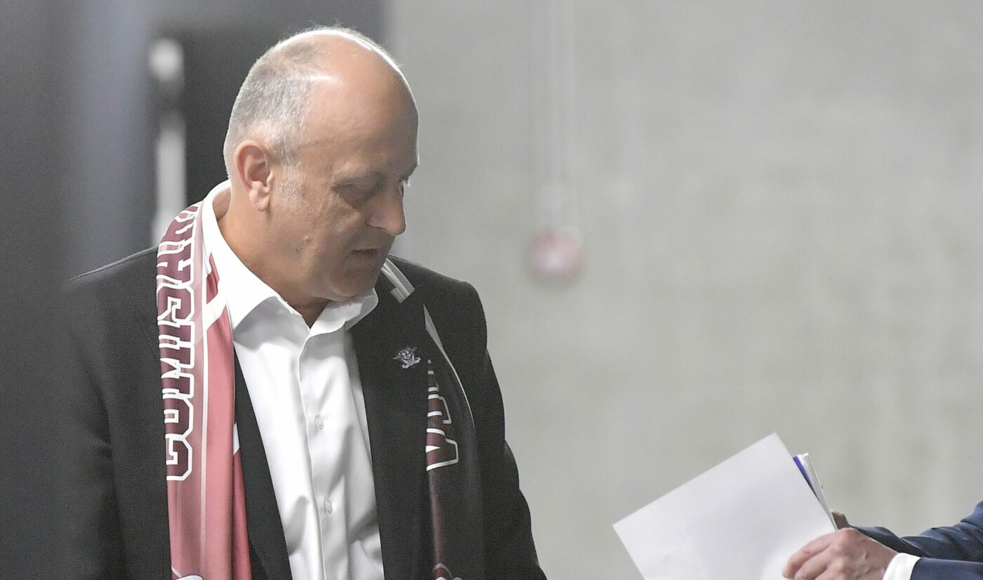 El e primul român care a semnat oficial cu Genoa, după preluarea clubului de către Dan Șucu. „Este un lucru pe care foarte puțini se așteptau să-l audă și sunt foarte mândru că a fost ținut secret așa cum a trebuit”