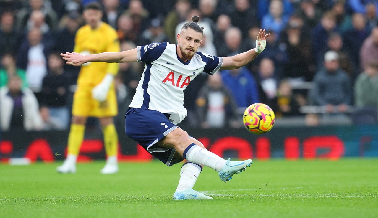 Englezii anunță că echipa din Serie A a început negocierile pentru transferul lui Radu Drăgușin! Fostul club al lui Adrian Mutu a contactat-o pe Tottenham
