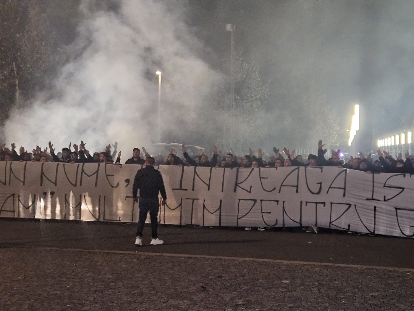 Galeria FCSB și-a luat adio de la Helmut Duckadam: torțe aprinse și un mesaj pentru eternitate