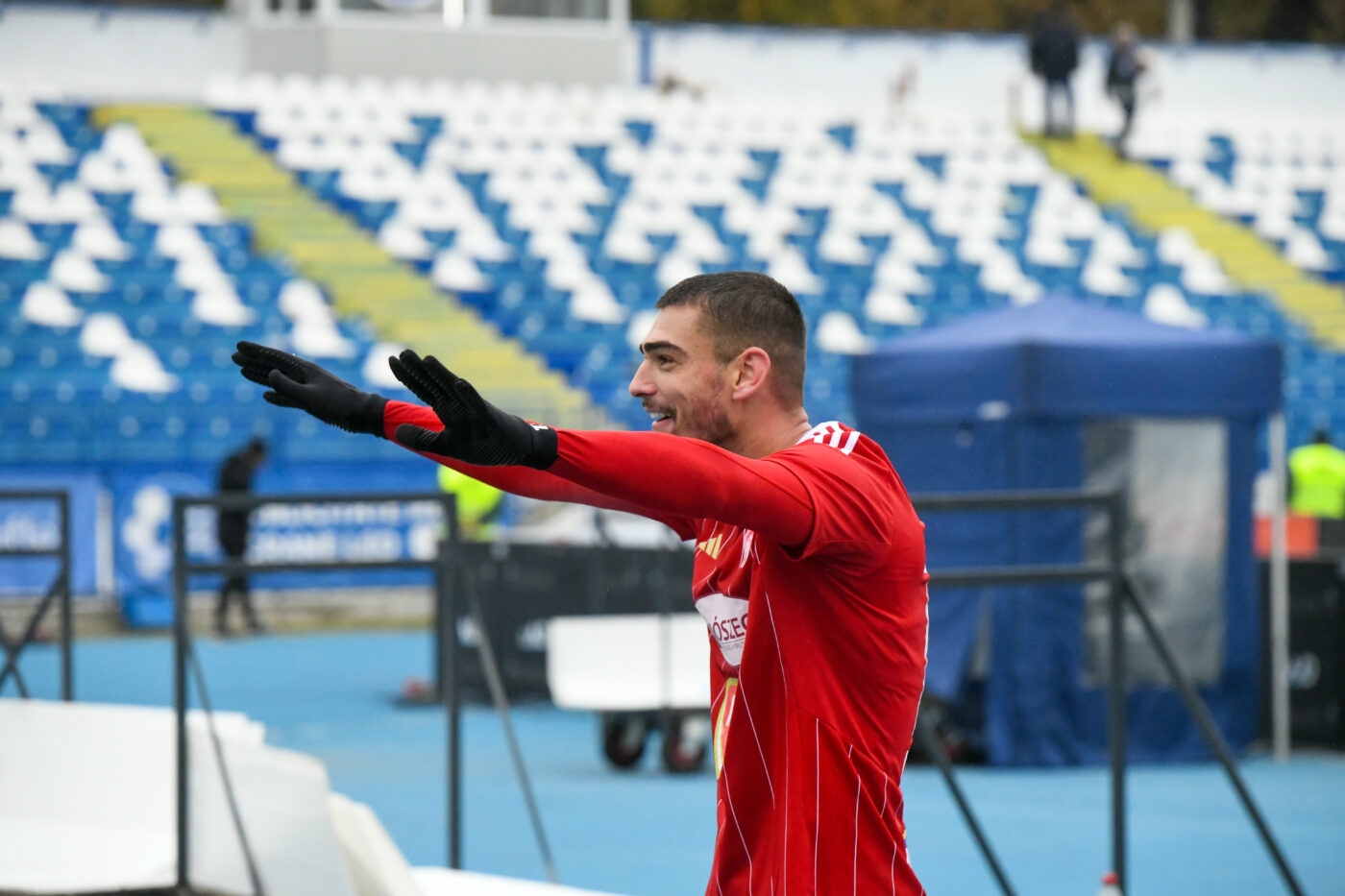 Fără scrupule! Dan Şucu i-a pus pe masă un contract uriaş şi fotbalistul nu mai vrea să se prezinte la reunirea lui Sepsi, dacă oferta Rapidului nu e acceptată