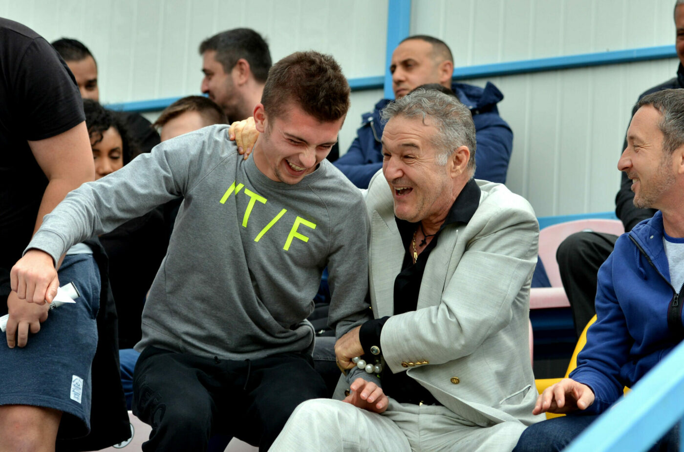 Fotbalistul FCSB îşi face un mini-imperiu imobiliar pe terenuri cumpărate de la Gigi Becali şi l-a surprins pe milionar când făcea asta: „Semna teancuri de ordine de plată”