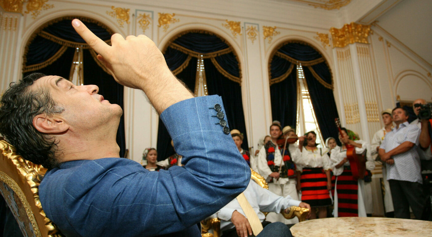 „«Du-te, bă, ăștia nu sunt bani, asta-i ciocolată». Adu cuțitu’, bang, am tăiat, au rămas șocați”. Gigi Becali a dezvăluit cum a donat 1.000.000 de lei pentru prima biserică, în anii ’90, după ce machidonii îl vorbeau pe la spate: «Vagabondu’ ăsta o să mănânce banii lui Tase Becali»”