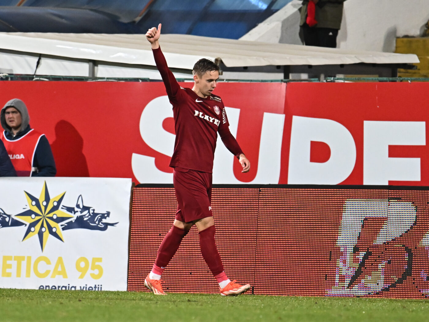 Gigi Becali a făcut prima ofertă oficială pentru transferul lui Louis Munteanu de la CFR Cluj. A scăzut prețul, din start, cu 500.000 de euro pentru ratarea penalty-ului cu U Cluj: „Atât dau”
