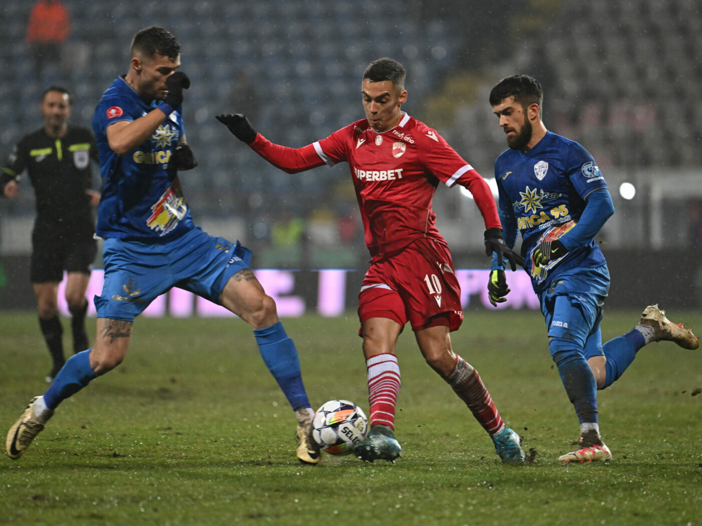 Gloria Buzău – Dinamo București 0-1, în etapa 19 din Superliga. „Câinii” se impun în inferioritate numerică și urcă pe primul loc