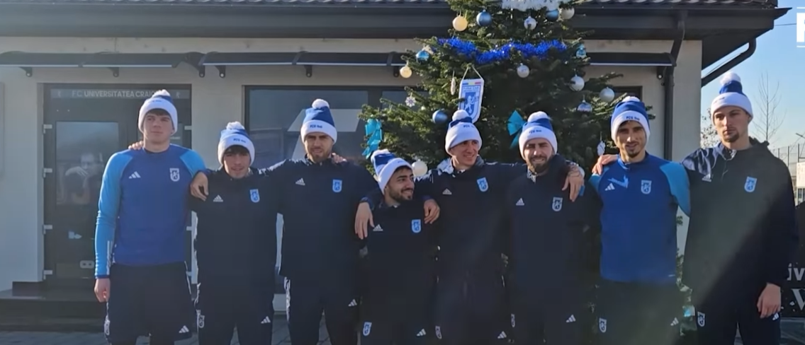 Jucătorii lui FCU 1948 Craiova au împodobit bradul. Sărbători fericite din partea alb-albaștrilor din Bănie. Florin Costea a fost și el prezent la eveniment! VIDEO