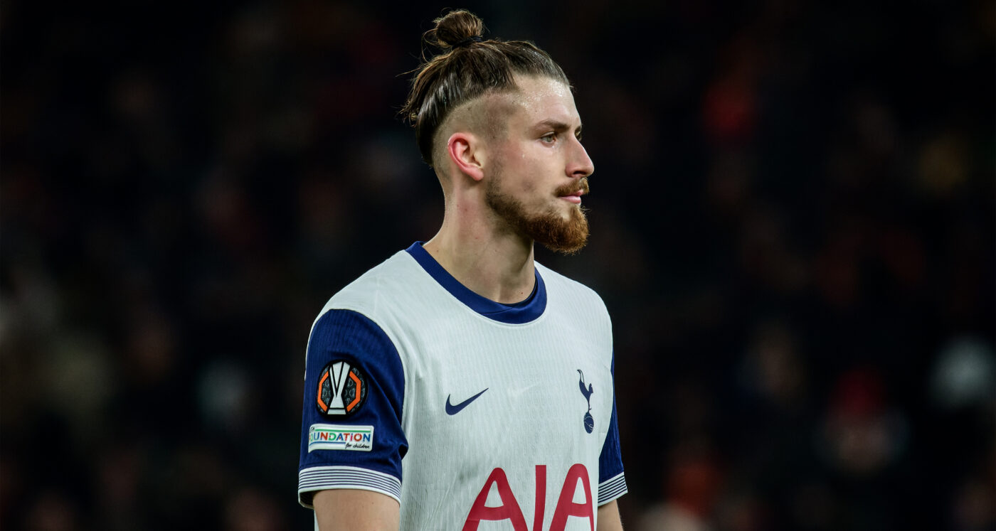 Jurnaliştii britanici s-au revoltat după ce s-a spus că Radu Drăguşin nu e suficient de bun pentru a juca în Premier League. Reacția contondentă a ziariştilor: „Este imperial la 22 de ani”