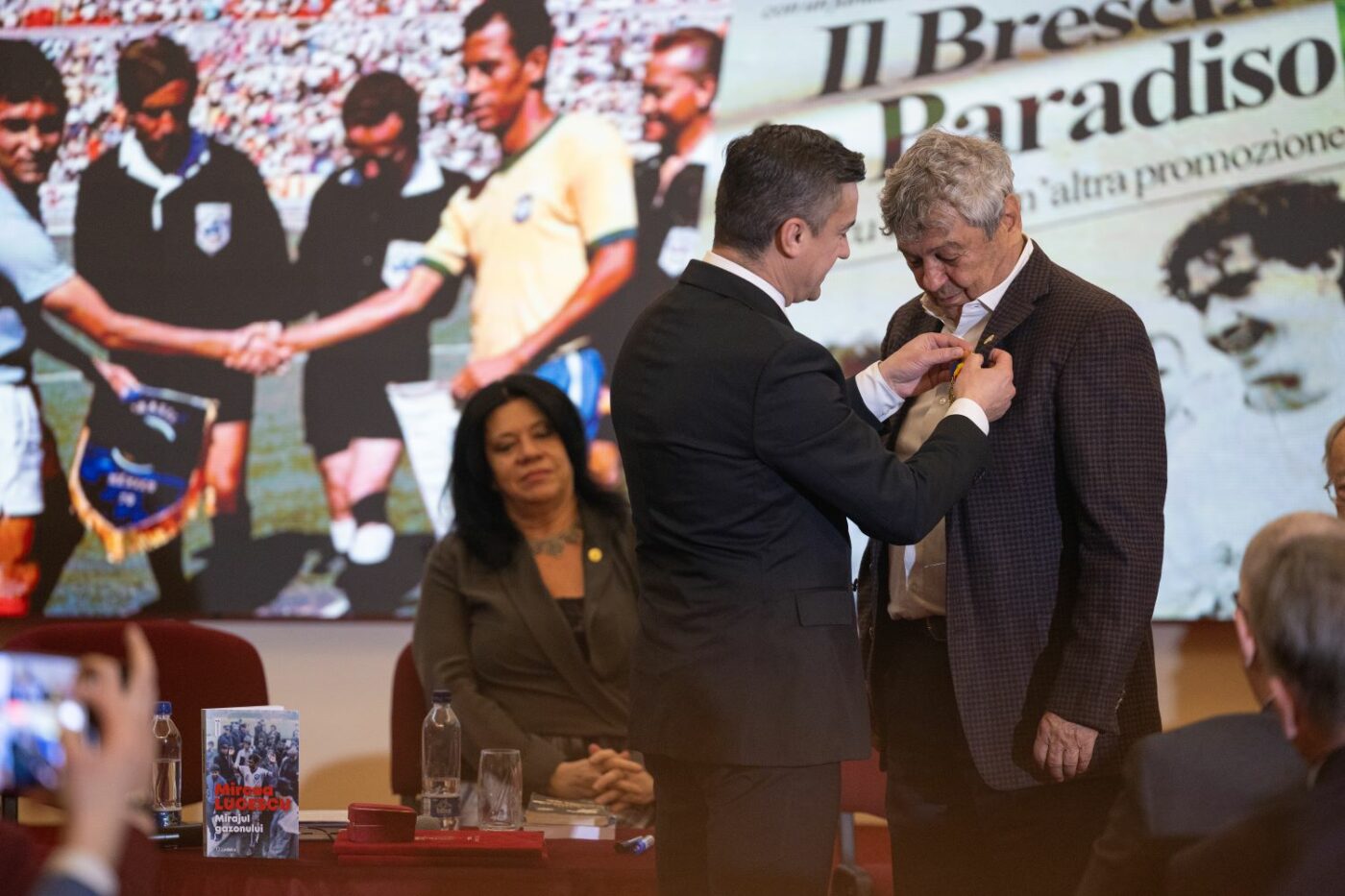 Mircea Lucescu și-a lansat cartea „Mirajul gazonului” și a primit titlul de Cetățean de Onoare al municipiului Iași. „Fotbalul este viață. Sportul practicat la cel mai înat nivel este artă”. Mesaj pentru primarul Mihai Chirica. SPECIAL