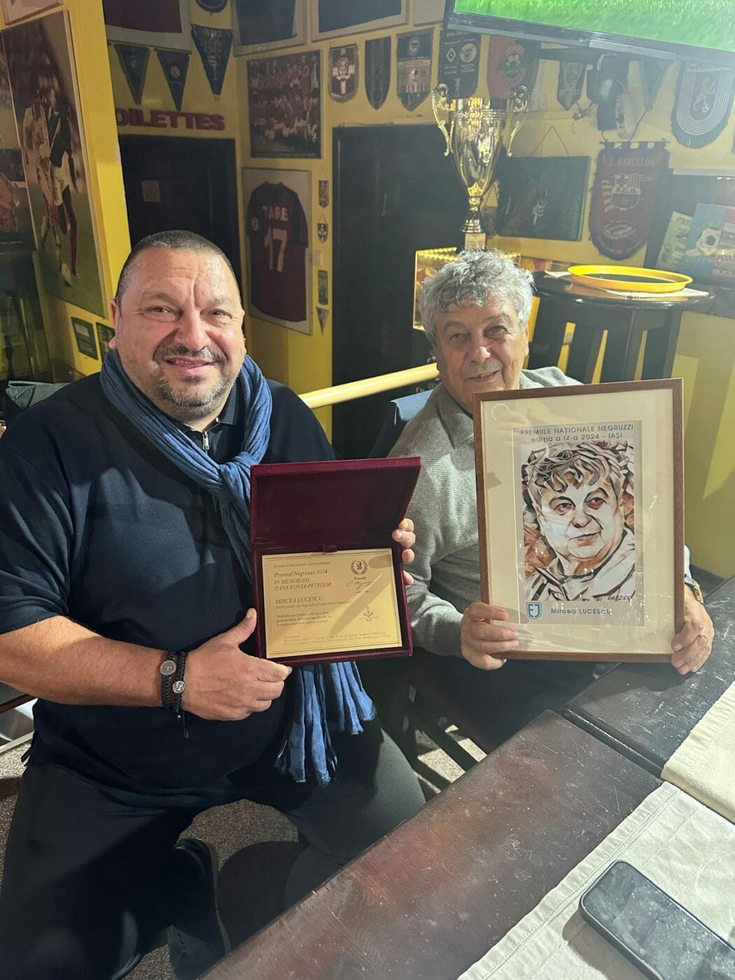 Mircea Lucescu, vizită surpriză la „Templul Fotbalului”. Selecționerul și-a revăzut ghetele cu care a evoluat la Corvinul, dar și alte tricouri prețioase de la echipele de club și Naționala României. SPECIAL